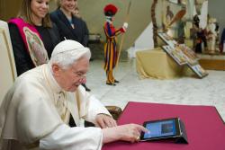 Il direttore di “Popoli”: il Papa chiede di non sottrarsi alla sfida dei social network