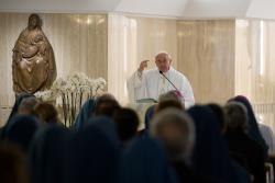 Il Papa: nella Chiesa l’unica strada per andare avanti è il servizio non il potere