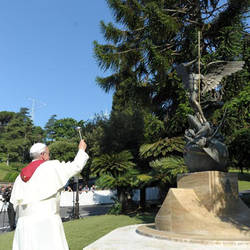 E Francesco (con Benedetto) consacra il Vaticano a San Michele – Video