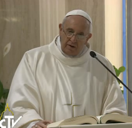 Papa Francesco. Meditazione nella Cappella della Domus Sanctae Marthae: preghiere al buio